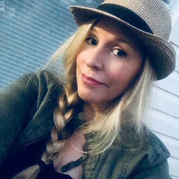 Meet your Posher, Cynthia - Picture 1 of 3